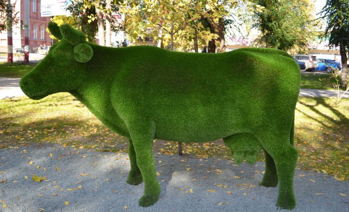 Зеленая слоновая. Топиарная корова. Зелёная корова. Топиарные фигуры медведь. Топиари корова.